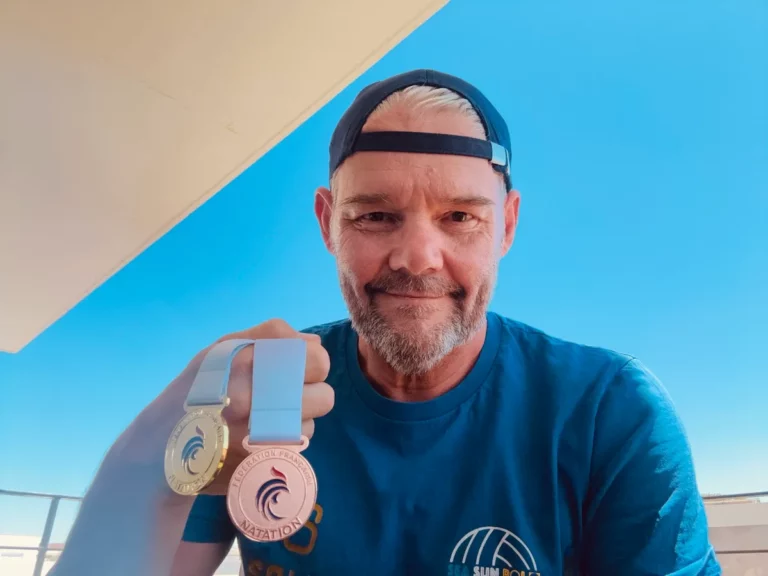 Benoît Leclercq, joueur et entraîneur de Sea Sun Polo, avec ses médailles d'or et de bronze aux Championnats de France Masters de natation