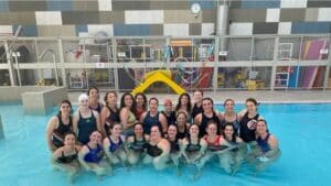 Joueuses de Sea Sun Polo et du Stade Toulousain WP posant ensemble dans le bassin.